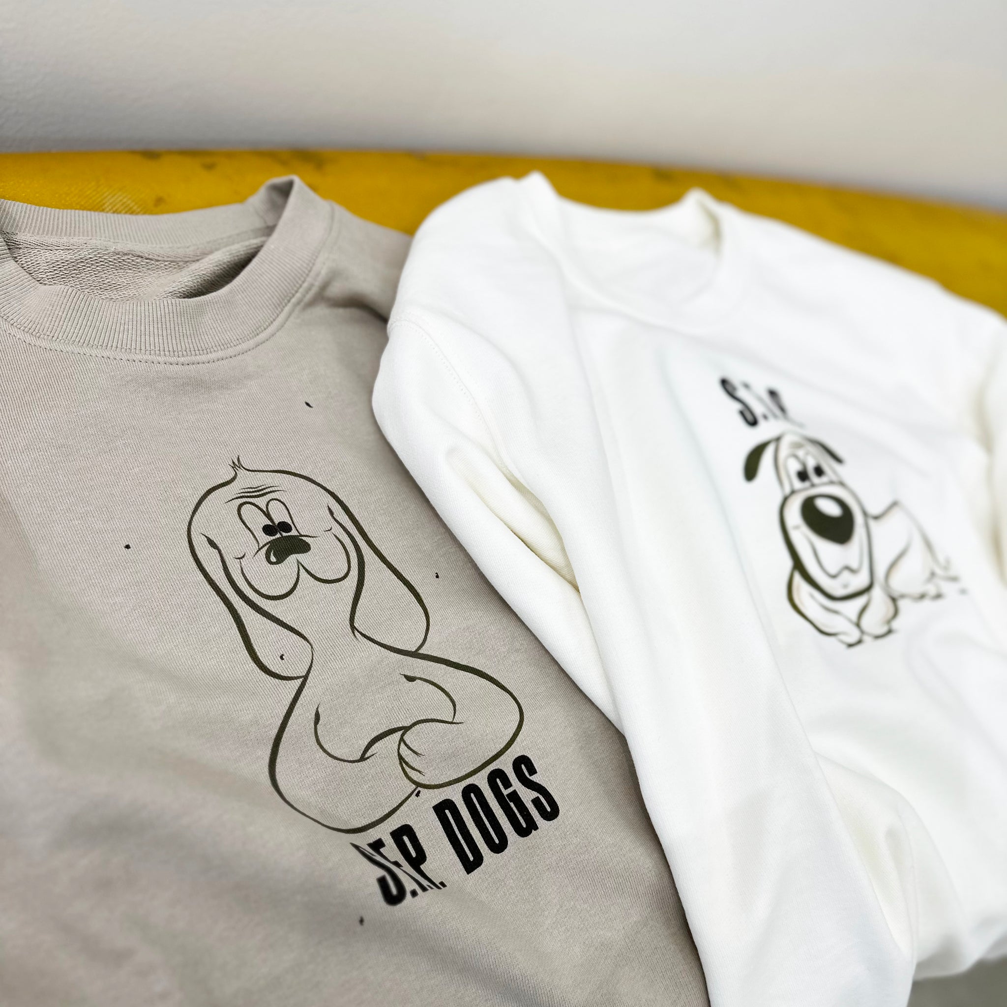 Hourglass Dog Longsleeve T-shirt / Grayish beige